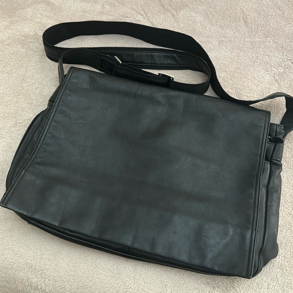 Vintage Manfield Leather Messenger Bag in great condition!